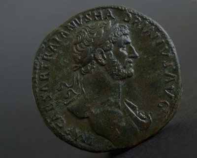 Hadrianus Sesterz. Avers mit Aegis RIC 543.jpg