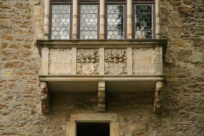 Wappen auf Torbau der Schaumburg.jpg