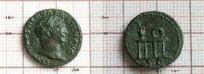 Traianus-Semis-Tisch,Vase,KranzRIC686.jpg