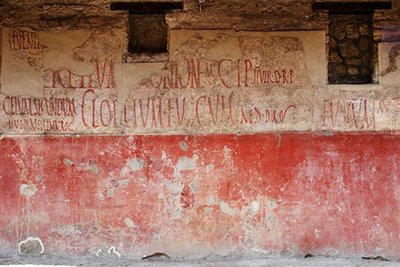 Roman-graffiti-on-building-2.jpg