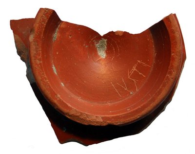 Terra-Sigillata-Scherbe mit Grafitti - IVSTI.jpg