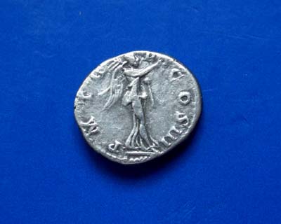 Hadrian Quinar Nr. 690 Rv.jpg